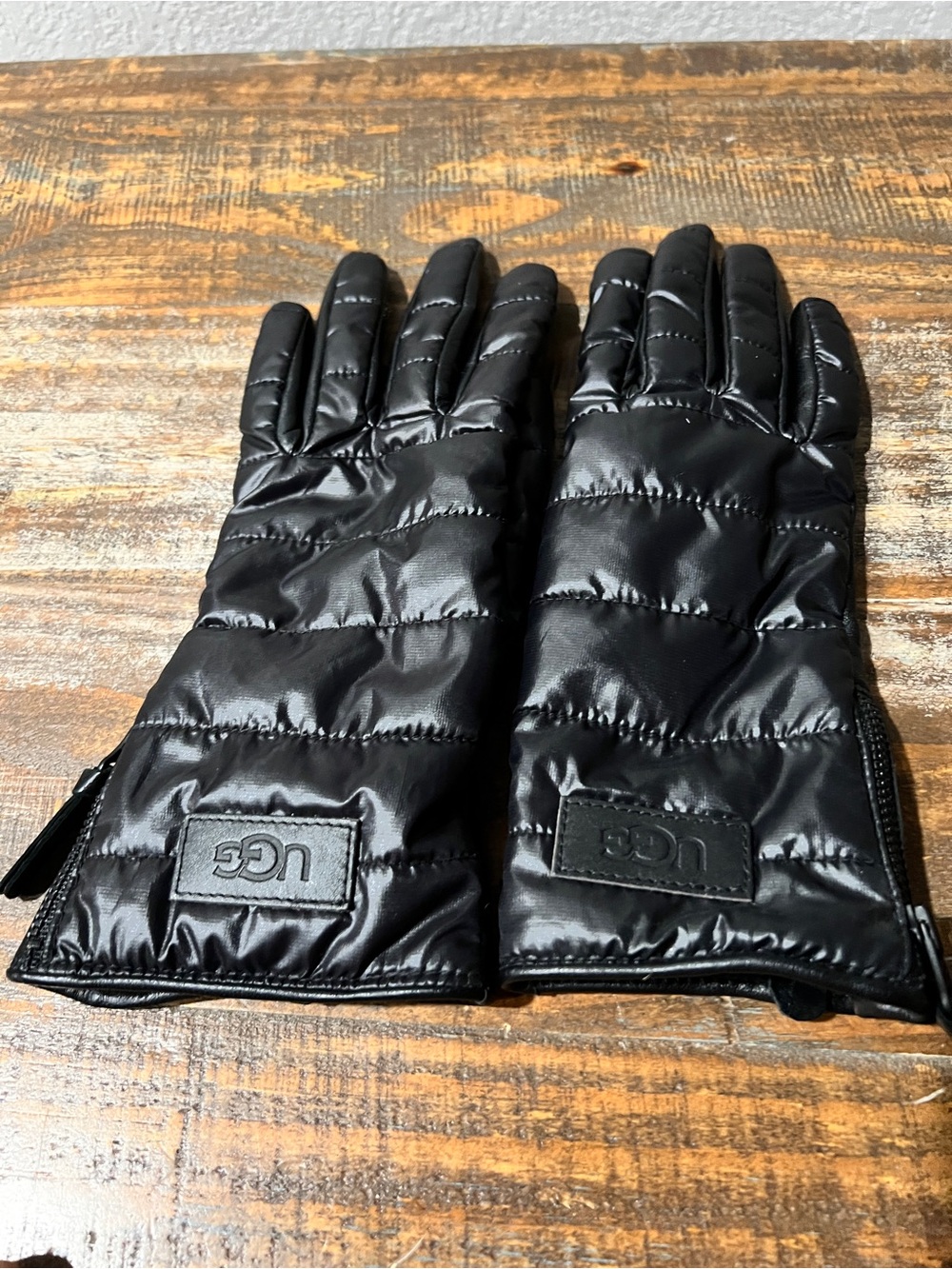 UGG womens Black Quilted Leather-Trim Gloves